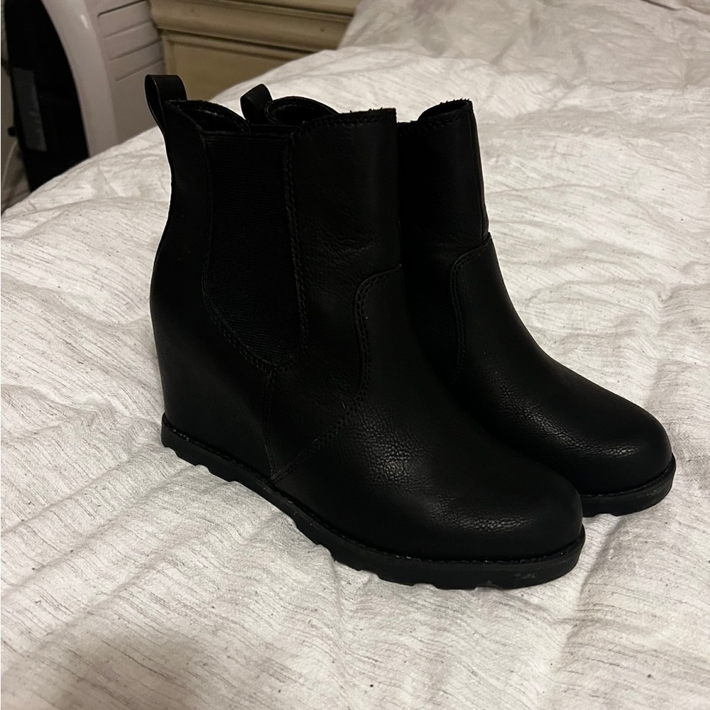 Universal Threads Black platform heel booties size 8.5